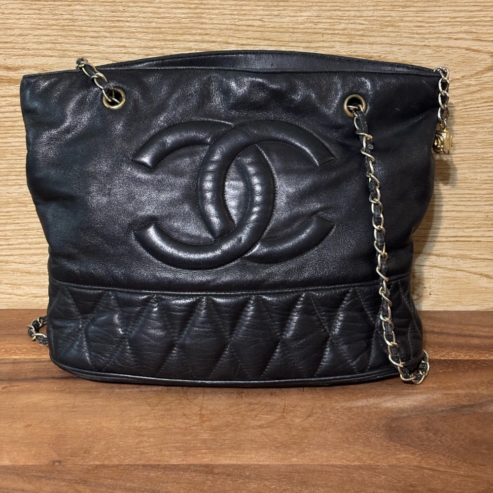 CHANEL Black Leather Shoulder Bag - Picture 2 of 11
